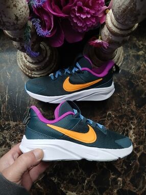 Nike Star Runner 4 Athletic/Lifestyle Velcro Shoes Size 2 Youth Unisex